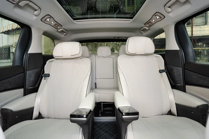 BYD Denza D9 — Interior photo 10