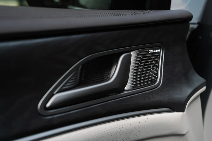 BYD Denza D9 — Interior photo 11