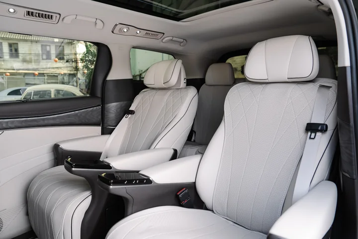 BYD Denza D9 — Interior photo 12