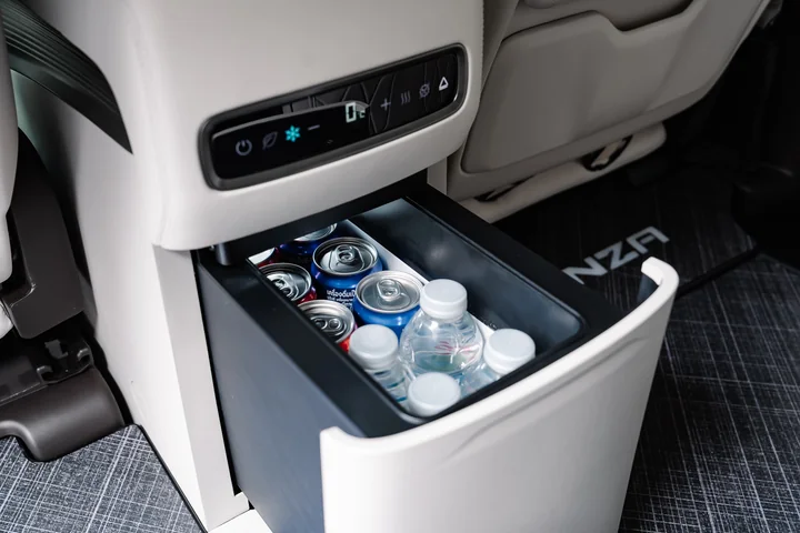 BYD Denza D9 — Interior photo 17