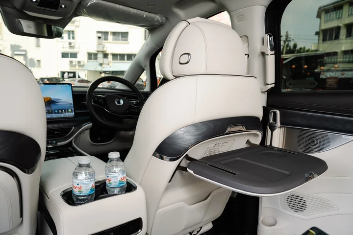 BYD Denza D9 — Interior photo 18